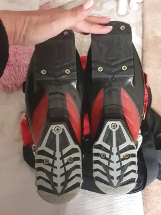 Botas de esquí Salomon rojas y negras