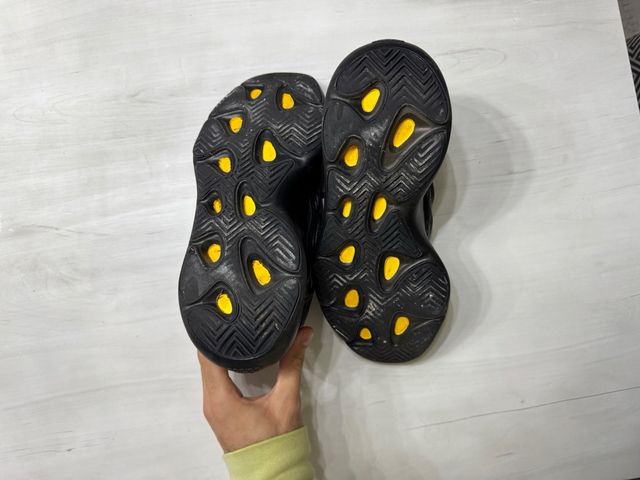 Adidas Yeezy 700 V3 Nere