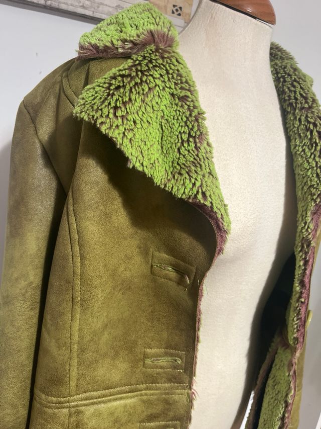 Chaqueta de pelo verde y marrón pequeña mancha