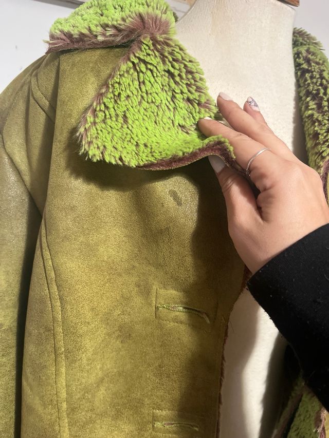 Chaqueta de pelo verde y marrón pequeña mancha