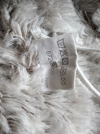 Bufanda de pelo gris con etiquetas