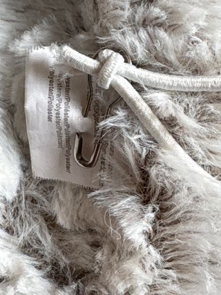 Bufanda de pelo gris con etiquetas