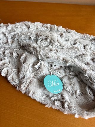 Bufanda de pelo gris con etiquetas