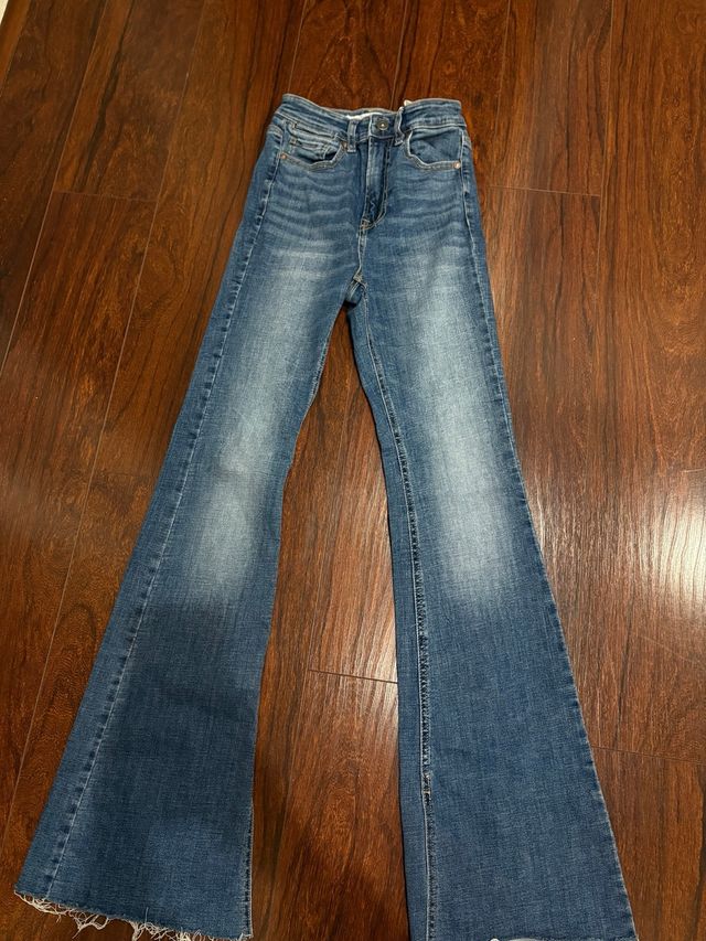 Pantalón vaquero campana Stradivarius