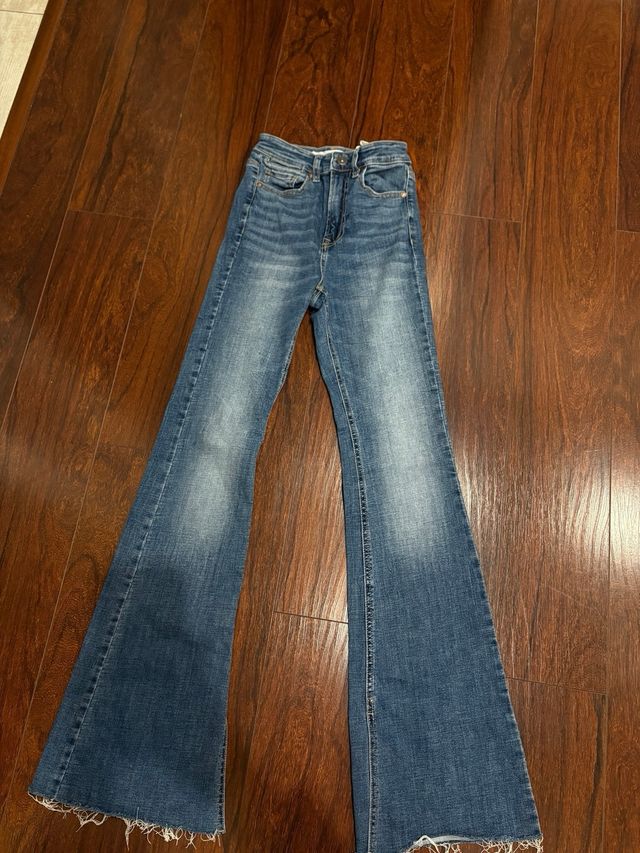 Pantalón vaquero campana Stradivarius