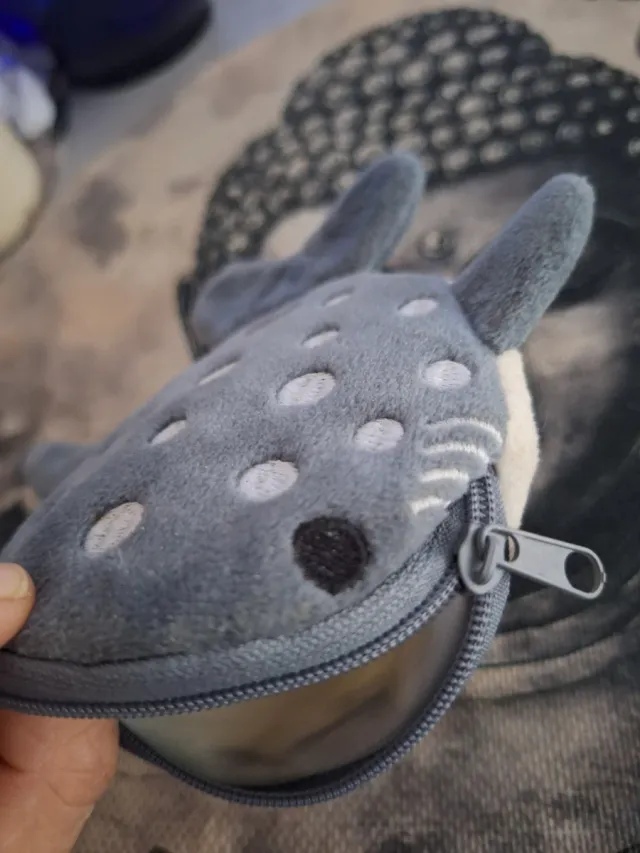 Monedero tiburón gris con puntos blancos