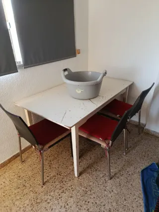 Mesa TV , cajonera y mesa comedor con sillas .