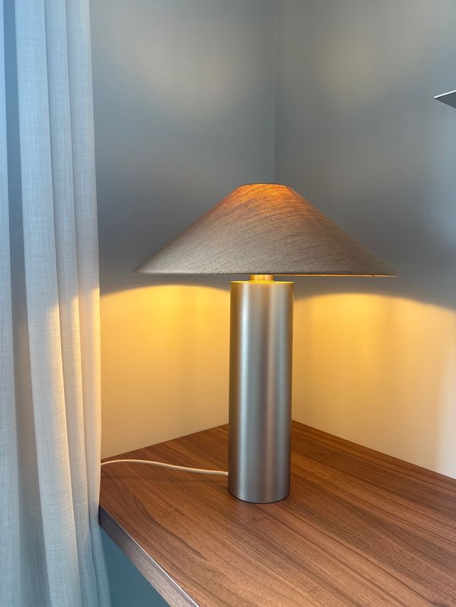 Lampada da tavolo moderna in metallo e legno