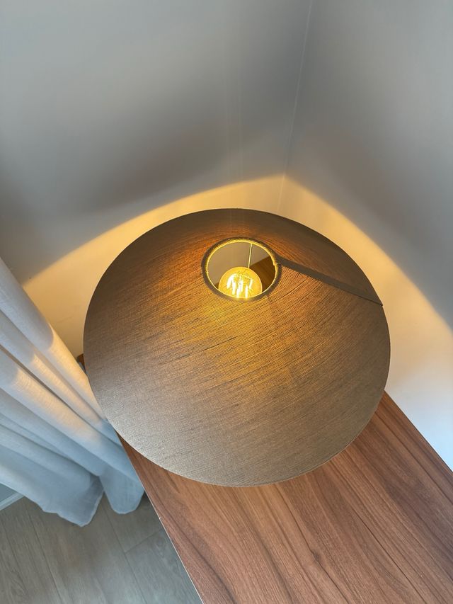 Lampada da tavolo moderna in metallo e legno