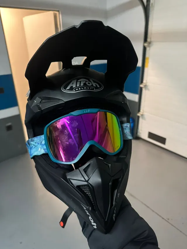 Casco de cross Airoh con gafas