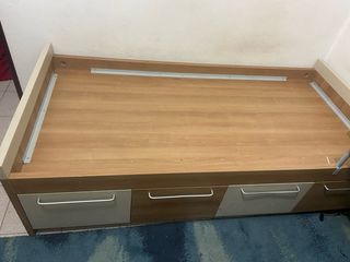 Cama individual con colchón y armario