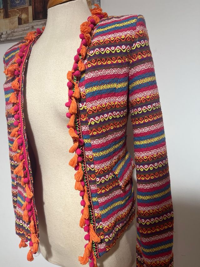 Americana multicolor con flecos