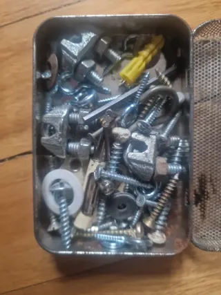Caja de tornillos y herrajes variados