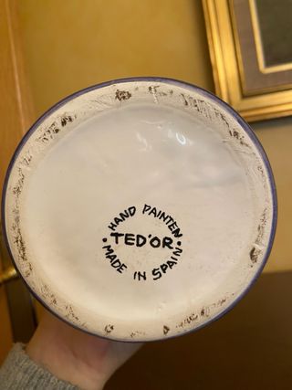 Jarrón de cerámica artesanal con flores