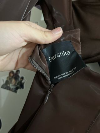 Vestido marrón con escote cruzado