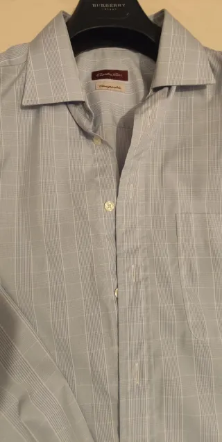 Camisa Emidio Tucci, de color azul. Talla L.