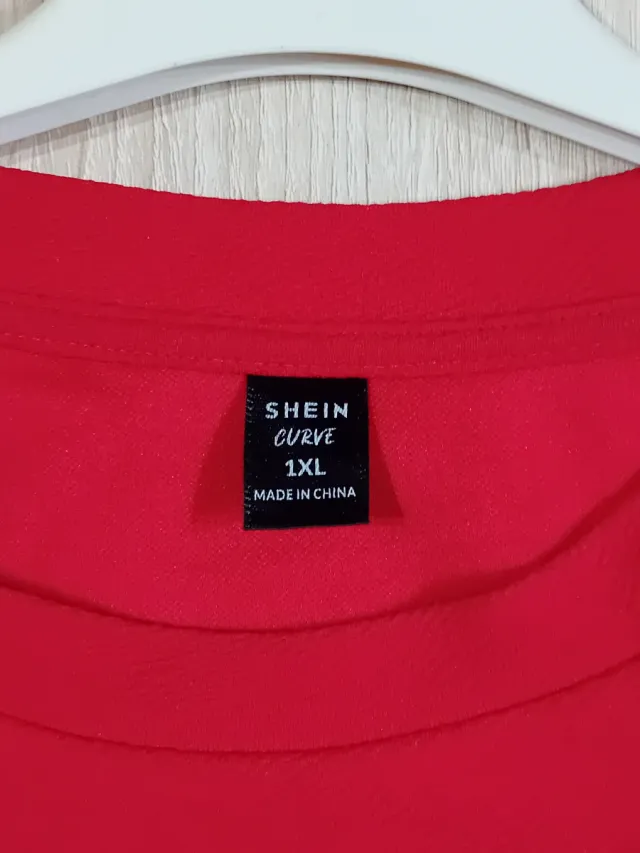 Maglia SHEIN rossa con maniche a sbuffo