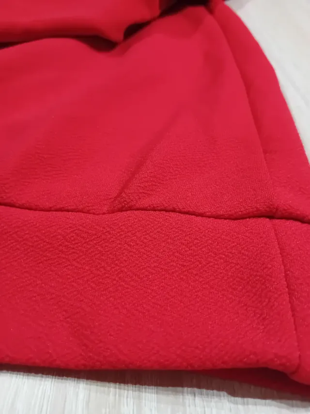 Maglia SHEIN rossa con maniche a sbuffo