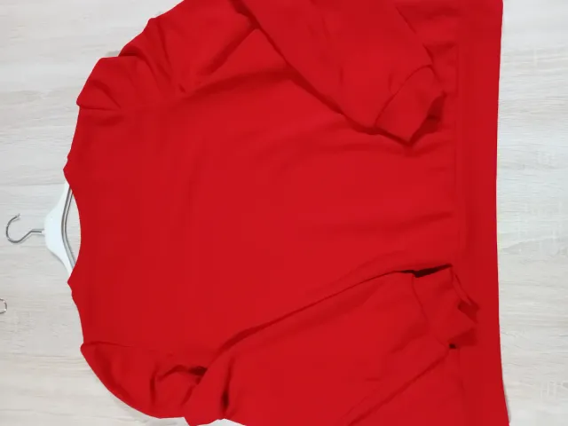 Maglia SHEIN rossa con maniche a sbuffo