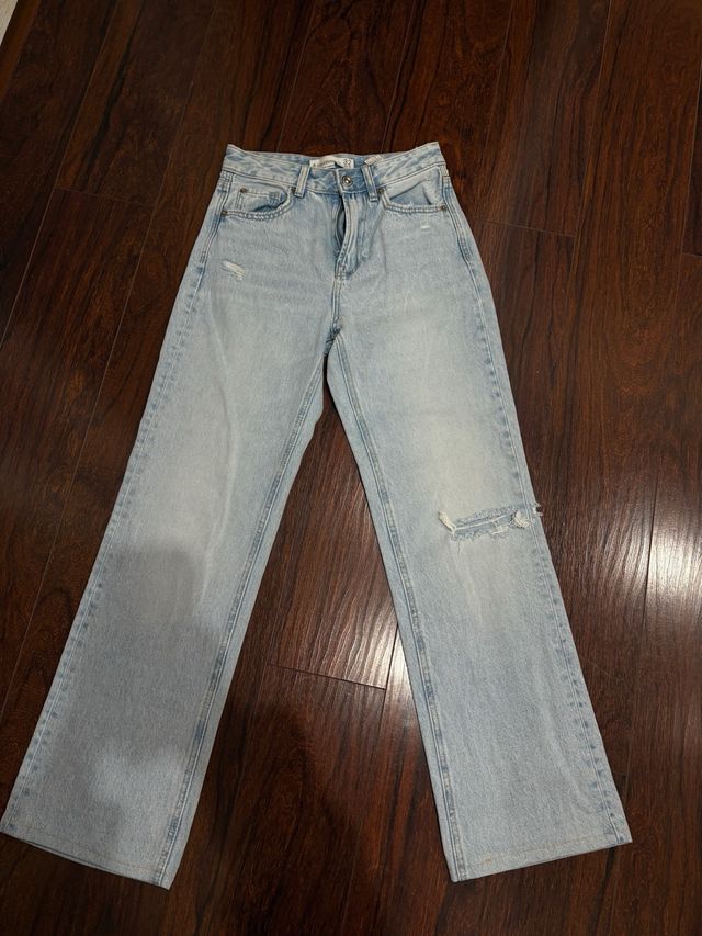 Vaqueros Stradivarius desgastados