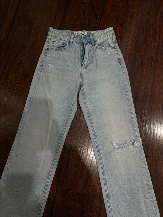 Vaqueros Stradivarius desgastados