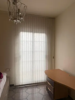 Cortina vertical beige con barra