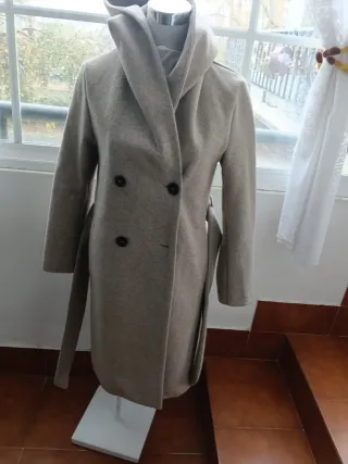 Abrigo largo beige mujer