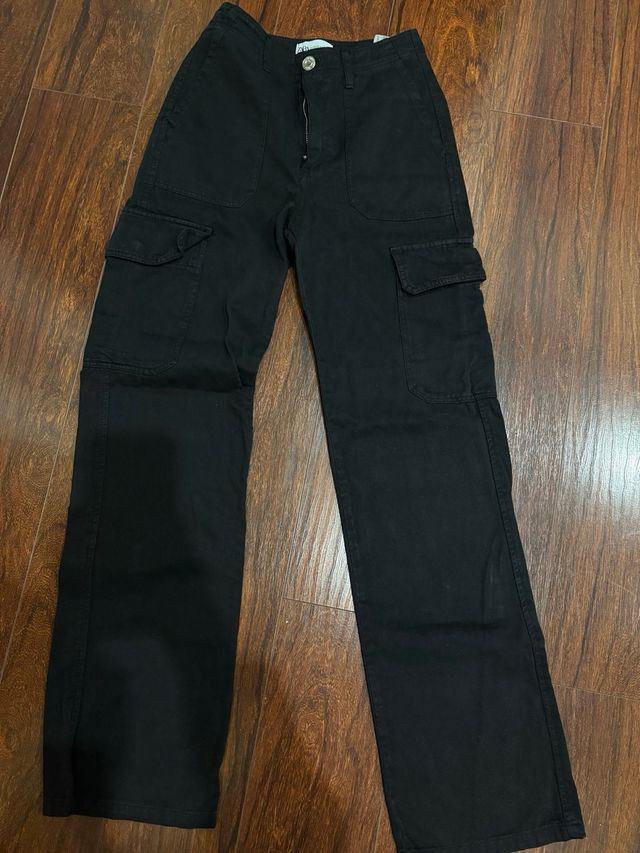 Pantalones cargo negros Zara