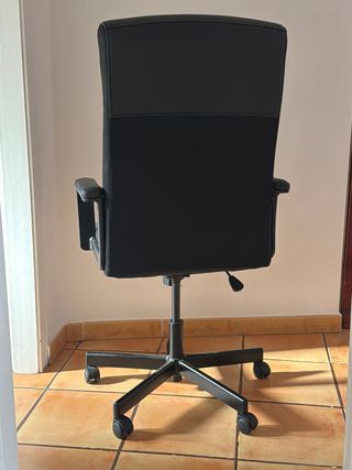 Silla de oficina negra