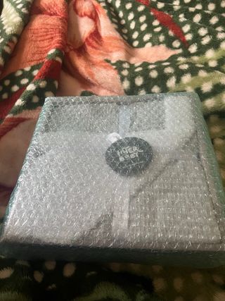 Manta gris y multicolor