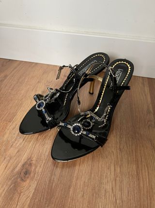 Zapatos de tacón negros con adornos