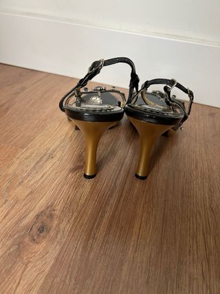 Zapatos de tacón negros con adornos
