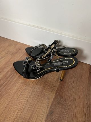 Zapatos de tacón negros con adornos
