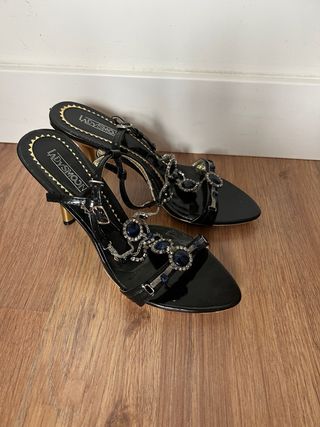 Zapatos de tacón negros con adornos