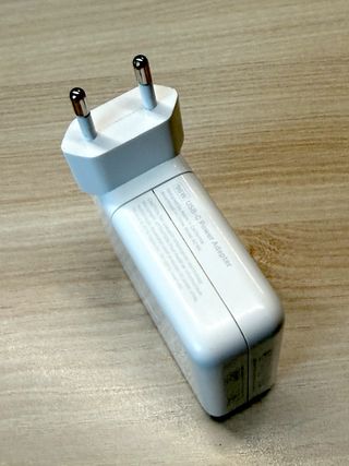 Cargador Apple 96W y cable MagSafe