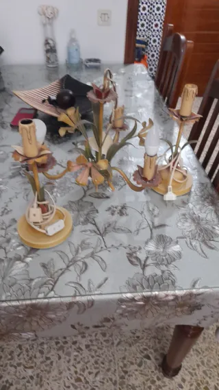 Lámparas de mesa doradas y rosas