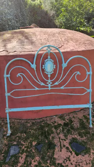 Cama antigua hierro canaria