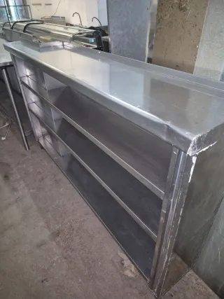 Estantería metálica plateada