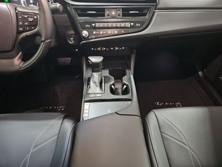 Lexus ES 2.5 300h Luxury