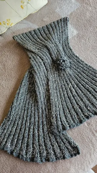 Bufanda de señora gris y plateada