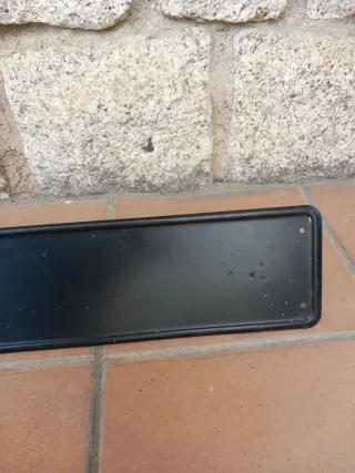 Portamatrículas adaptable