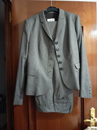 Traje gris elegante de mujer