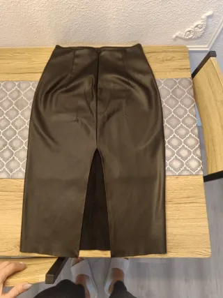 Falda negra efecto piel