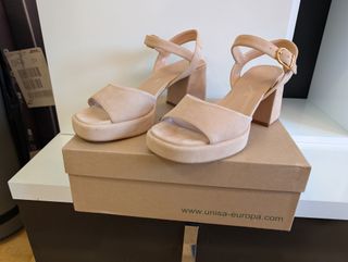 Sandalia ante tacón ancho beige