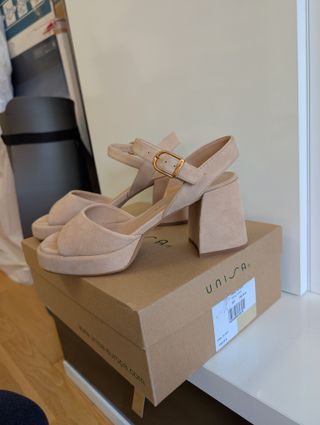 Sandalia ante tacón ancho beige