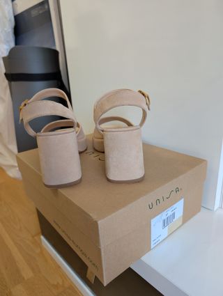 Sandalia ante tacón ancho beige