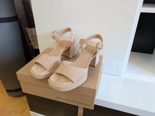 Sandalia ante tacón ancho beige
