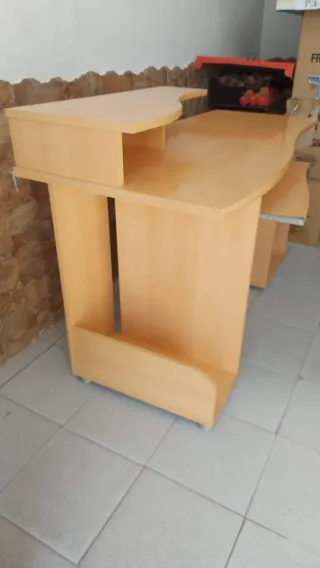 Escritorio madera con bandeja teclado