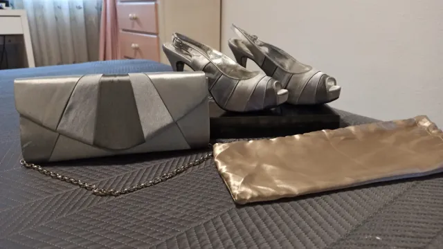Bolso y zapatos de fiesta plateados