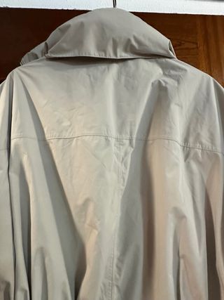 Oysho. Gabardina resistente al frío y a la lluvia